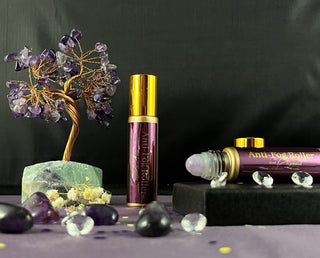 Glass roller bottle gold in colour, comes with an amethyst roller ball to help with centering. Anti fog roller has mint, lemon, and basil to help keep you focused while you work or study. for best result, roll on your wrists