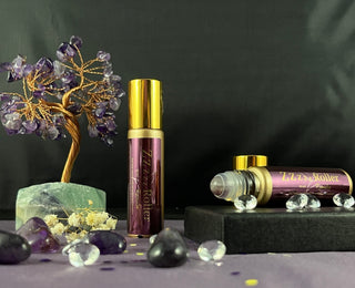 Glass roller bottle gold in colour, comes with an amethyst roller ball to help with centering. ZZzzz rollers have Lavender, clary sage, and Ylang ylang to help you relax and sleep. For best results, roll on your wrists and temples